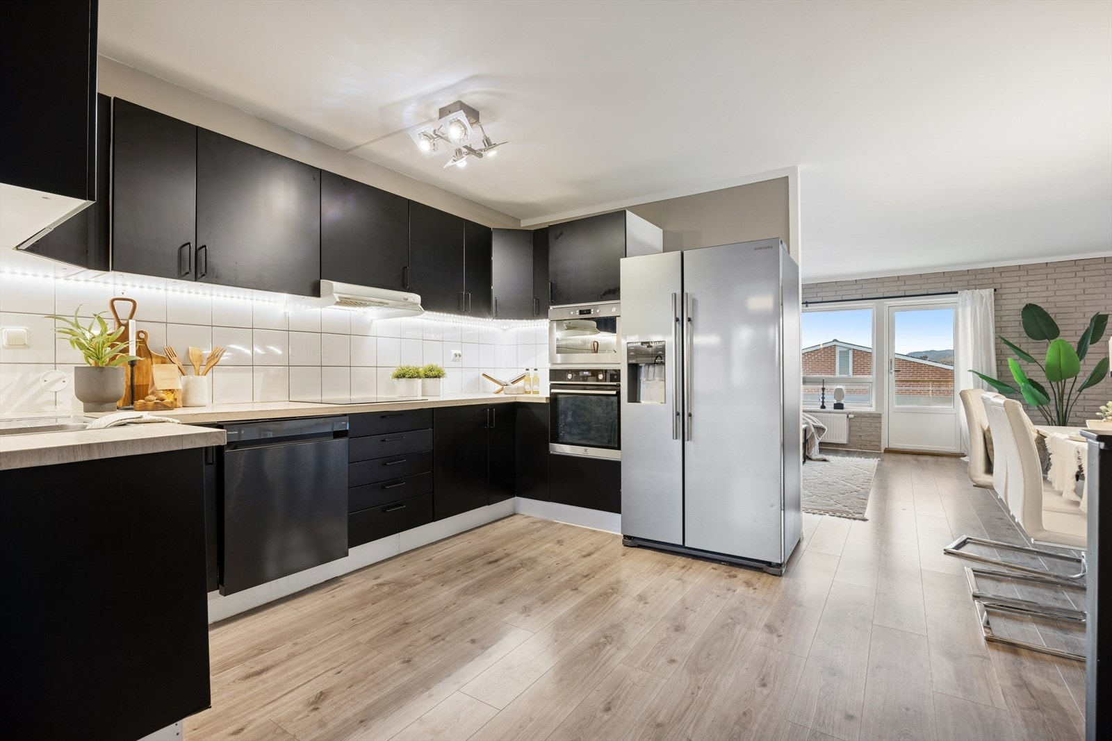 Flis på vegg over benkeplate. Opplegg til oppvaskmaskin. Det er etablert avtrekk via sentralavtrekk, behovsstyrt med spjeld Galleribilde