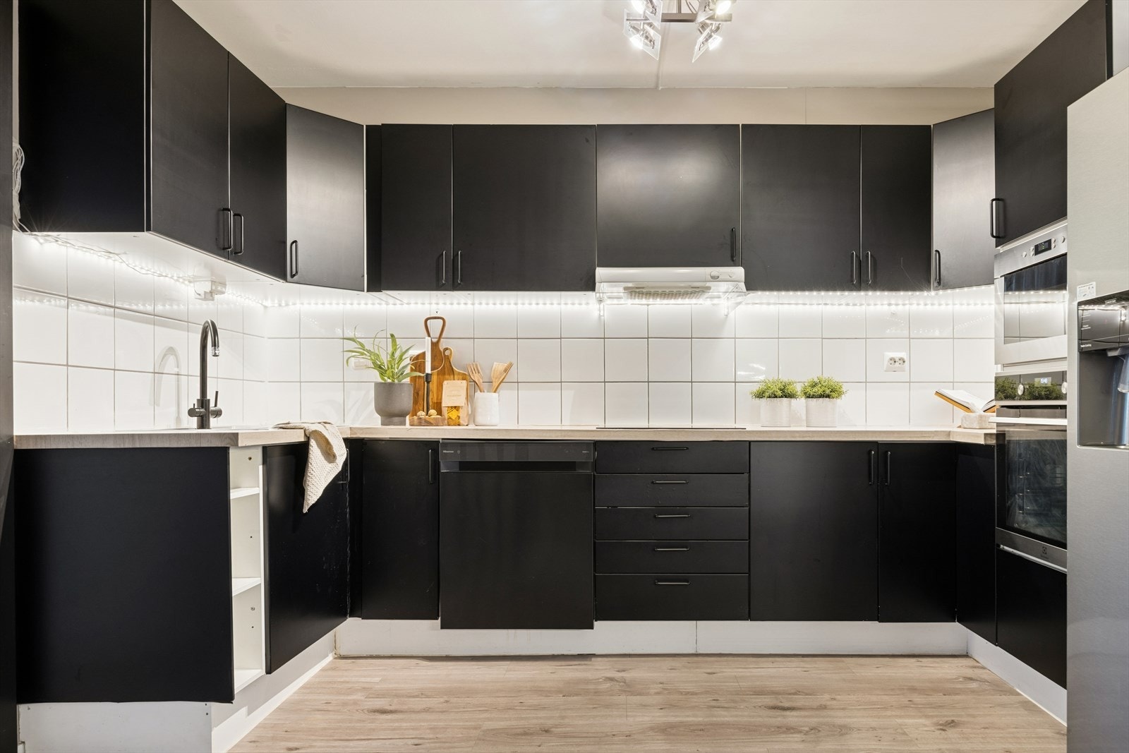 Integrerte hvitevarer: platetopp, stekeovn og mikrobølgeovn. Etablert lekkasjevakt Galleribilde