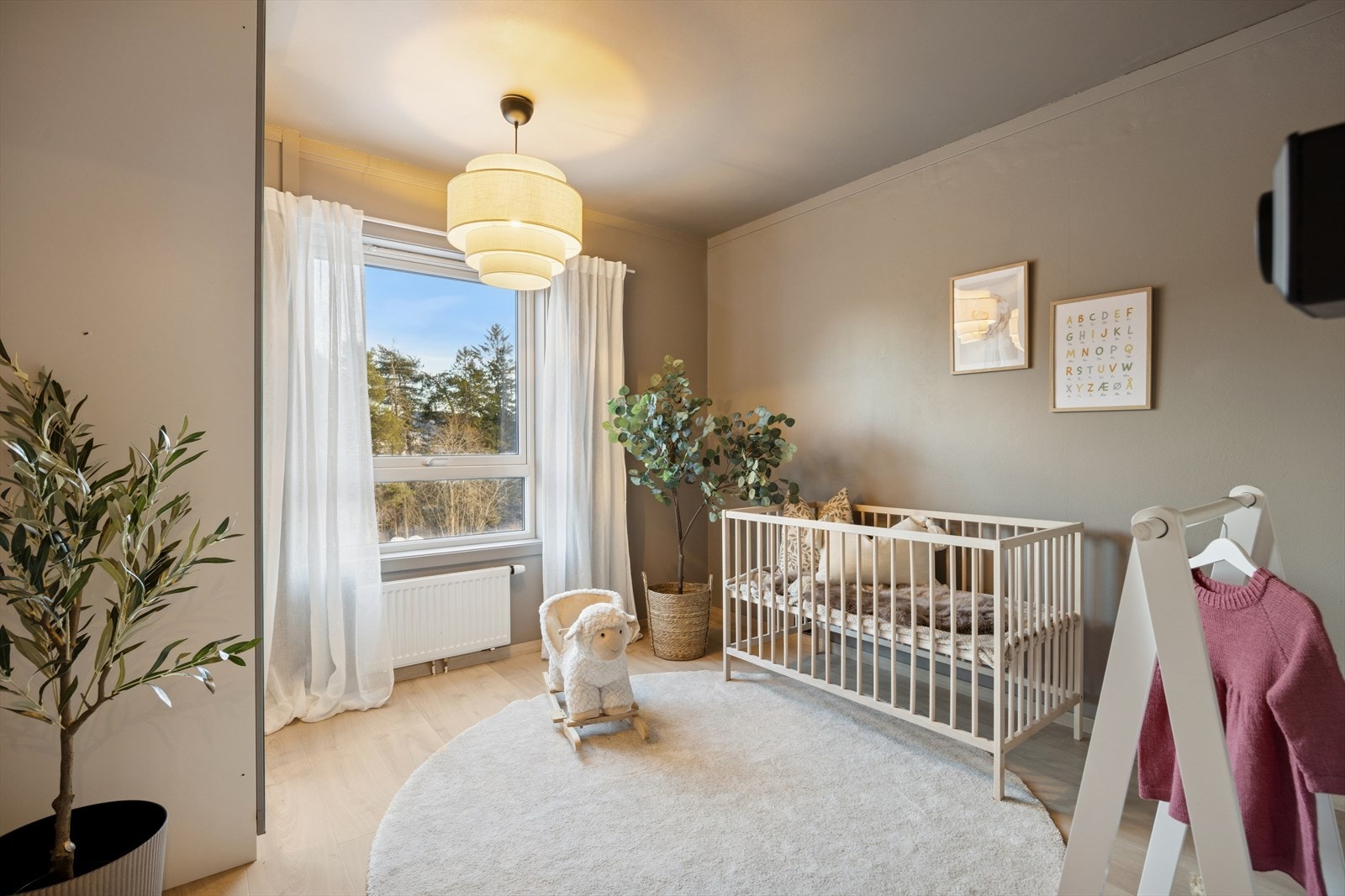 Soverom nede i 3. etasje er på 9,2 m² med nytt laminatgulv lagt i 2026, som gir rommet et moderne preg Galleribilde