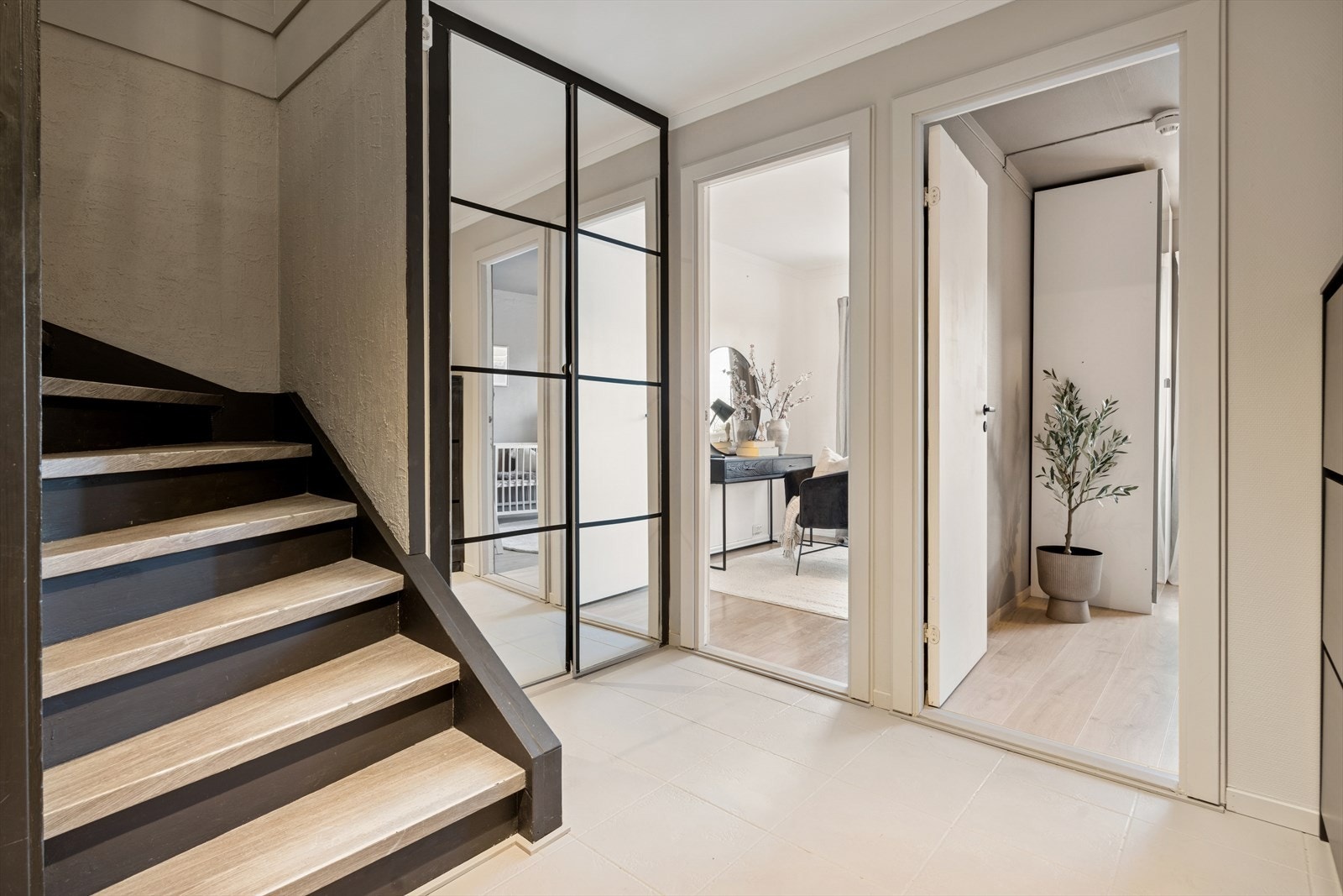 Innbydende entre som er overflateoppgradert Galleribilde