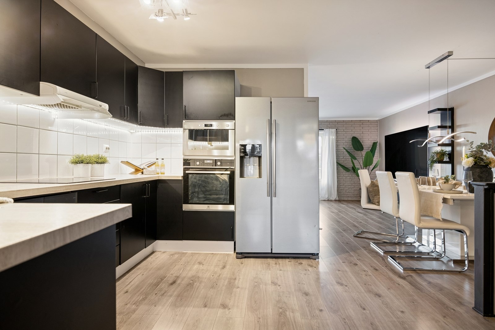 Lekkert kjøkken fra 2011. Folierte skrog med slette fronter og foliert laminert benkeplate Galleribilde