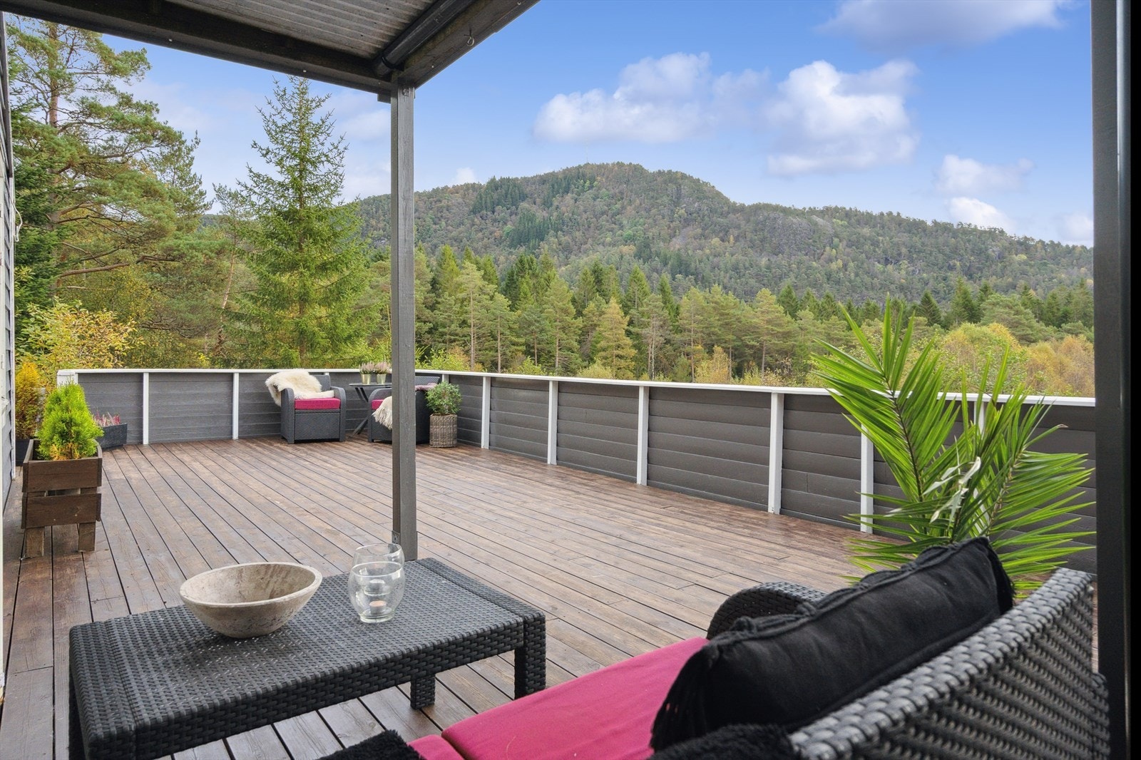 Skjermet terrassedekke på hele 45 m². Galleribilde