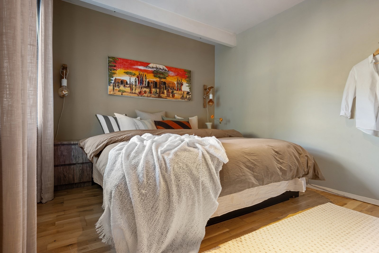 Romslig hovedsoverom med stort garderobeskap. Galleribilde