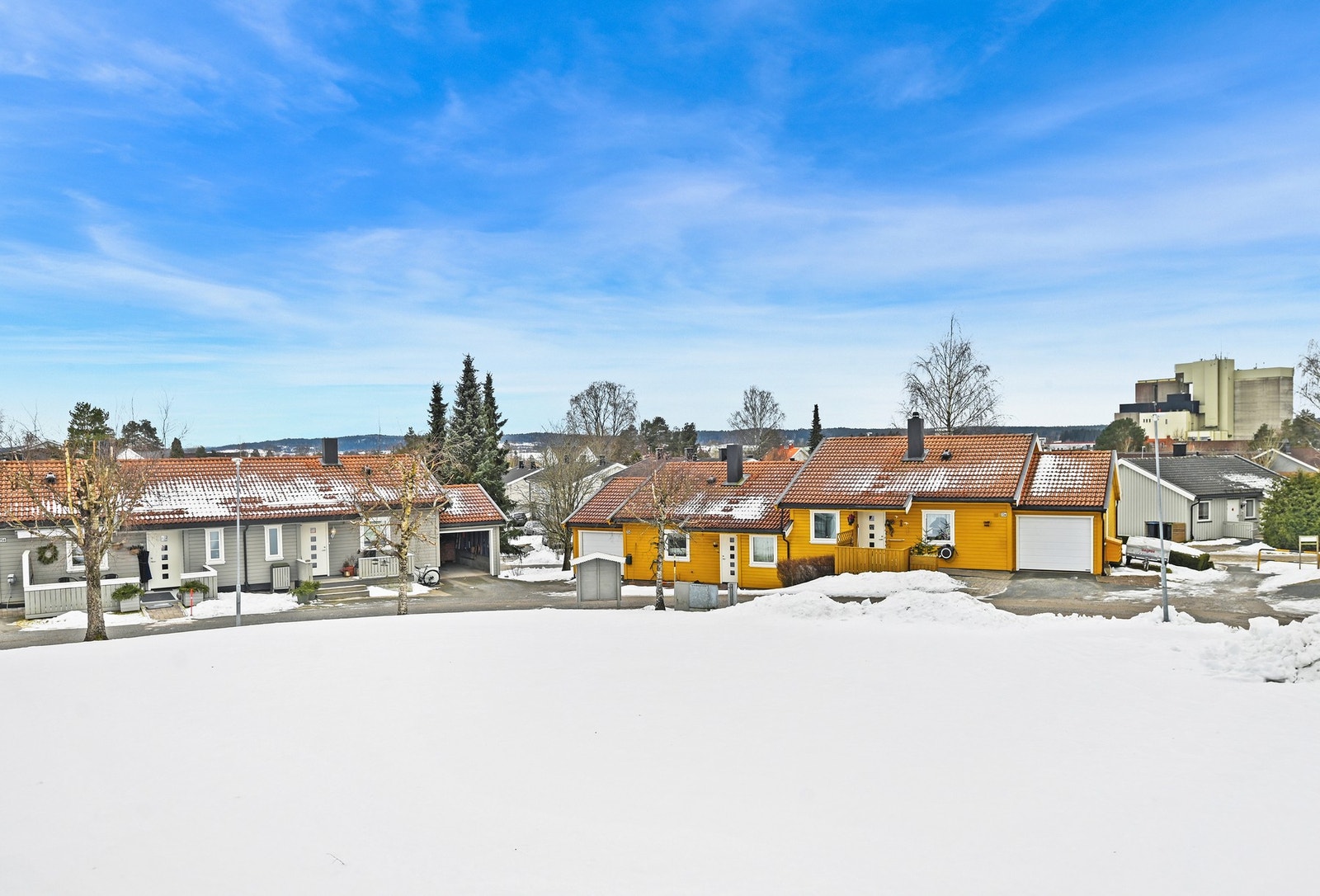 Boligen ligger i et rolig nabolag med utsikt mot skog og åser. Galleribilde