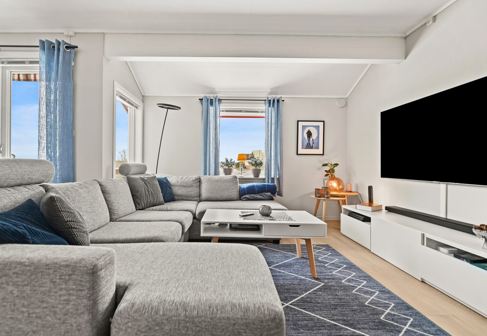 Rommet har lyse vegger, store vinduer og god takhøyde som gir en luftig atmosfære. Galleribilde