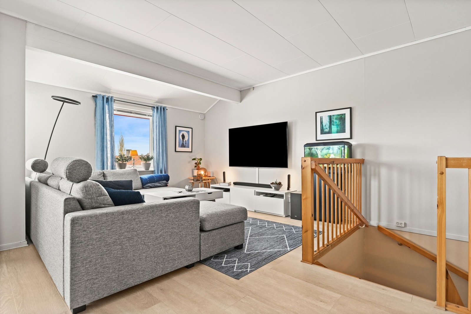 Lyst og romslig stue med store vinduer som gir godt lysinnslipp. Galleribilde