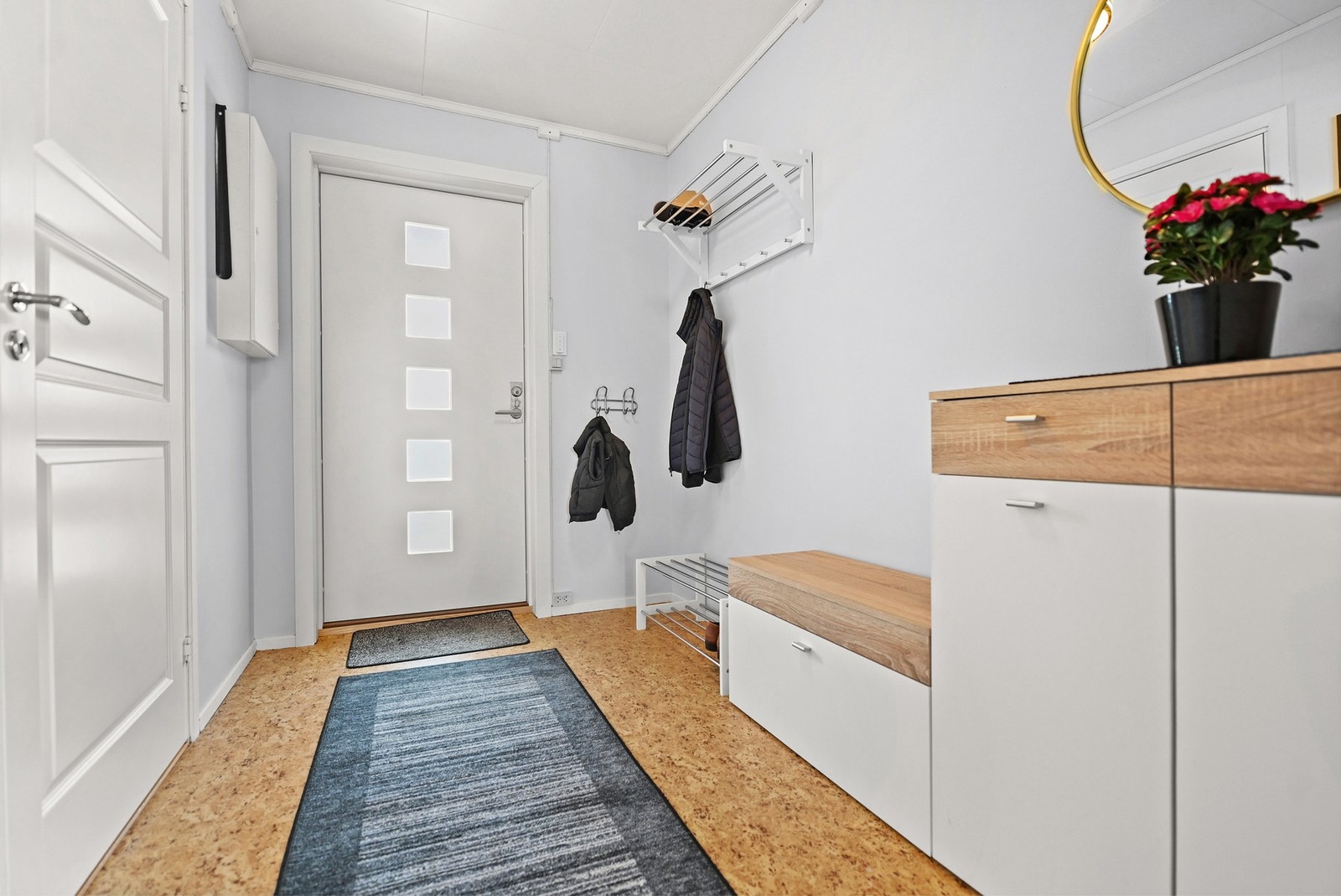 Lyst og praktisk entré med god plass til oppbevaring av yttertøy og sko. Galleribilde