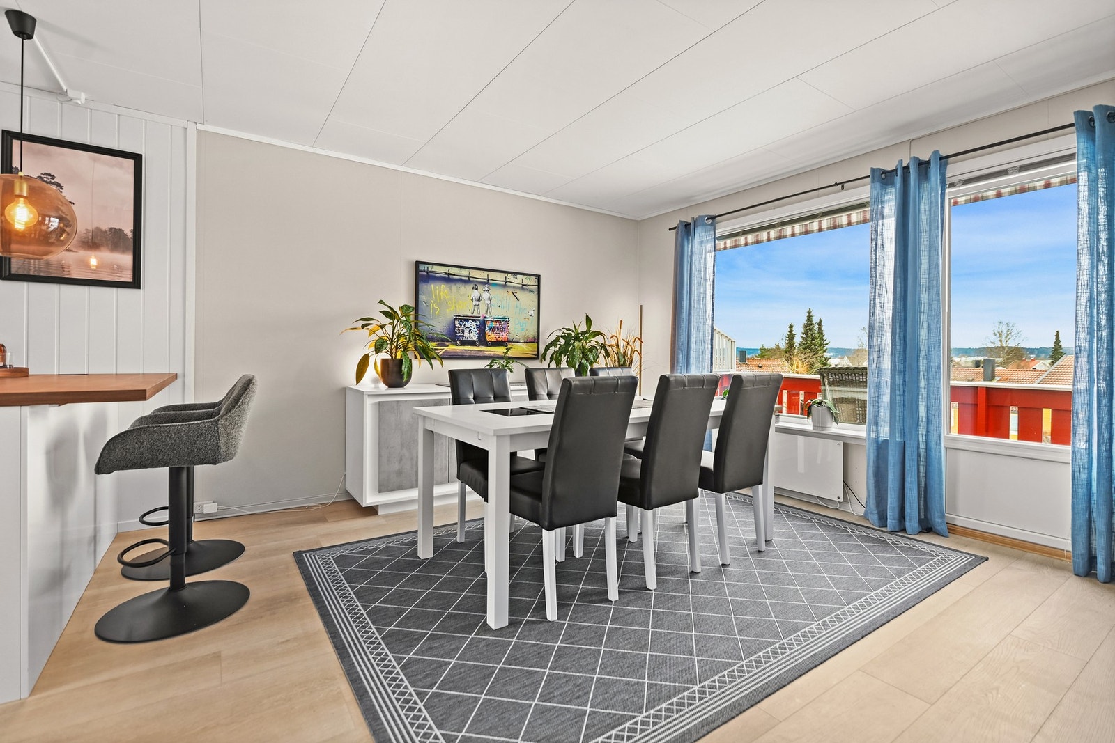 Lyst rom med store vinduer som gir mye naturlig lys og utsikt mot nabolaget. Galleribilde