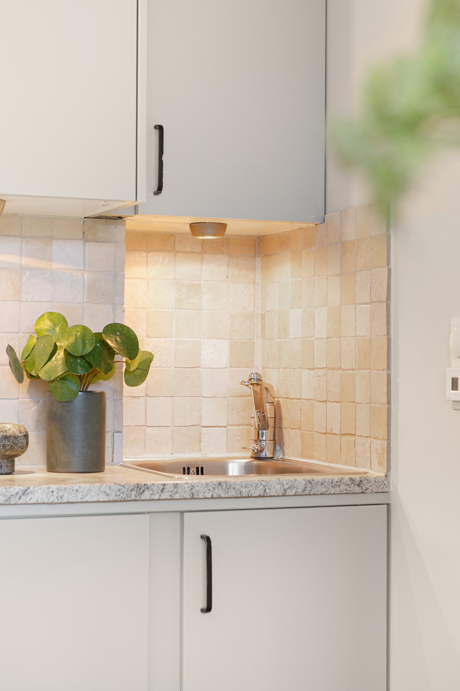 Over laminat benkeplate er det flislagt vegg og praktisk belysning som gir gode arbeidsforhold. Galleribilde