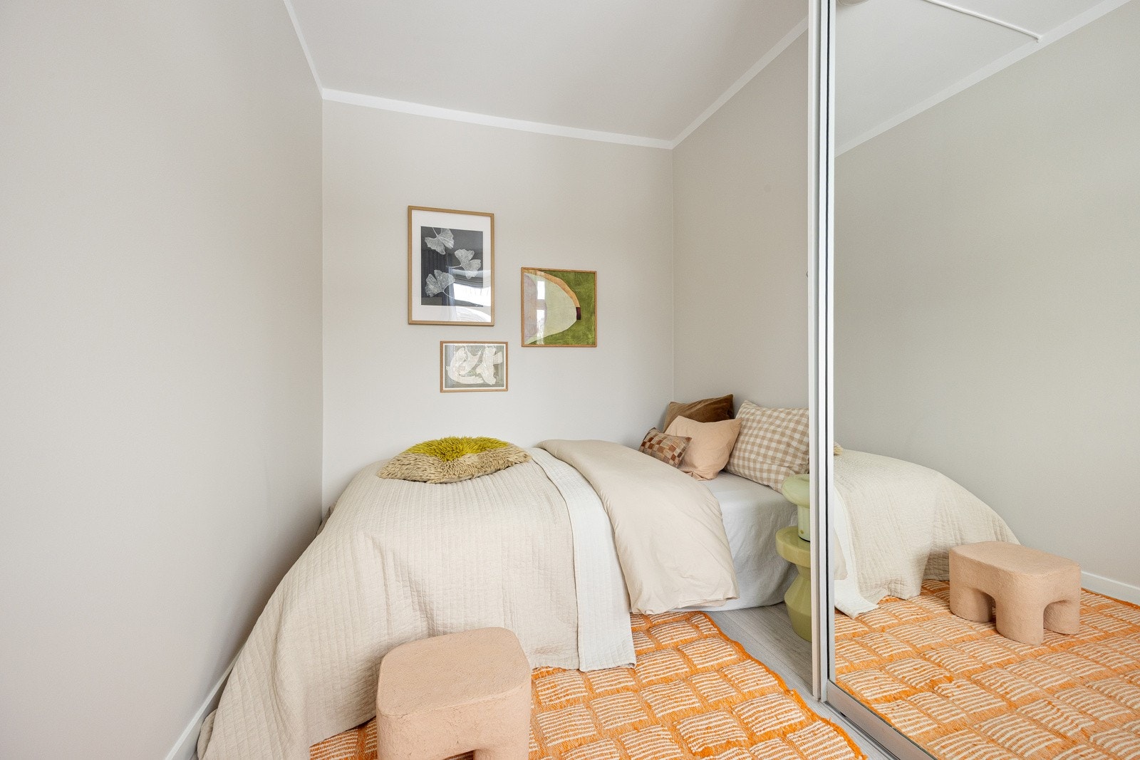 På soverommet har du naturlig plass til dobbeltseng med tilhørende nattbord, samt oppbevaringsplass i medfølgende skyvedørsgarderobe. Galleribilde