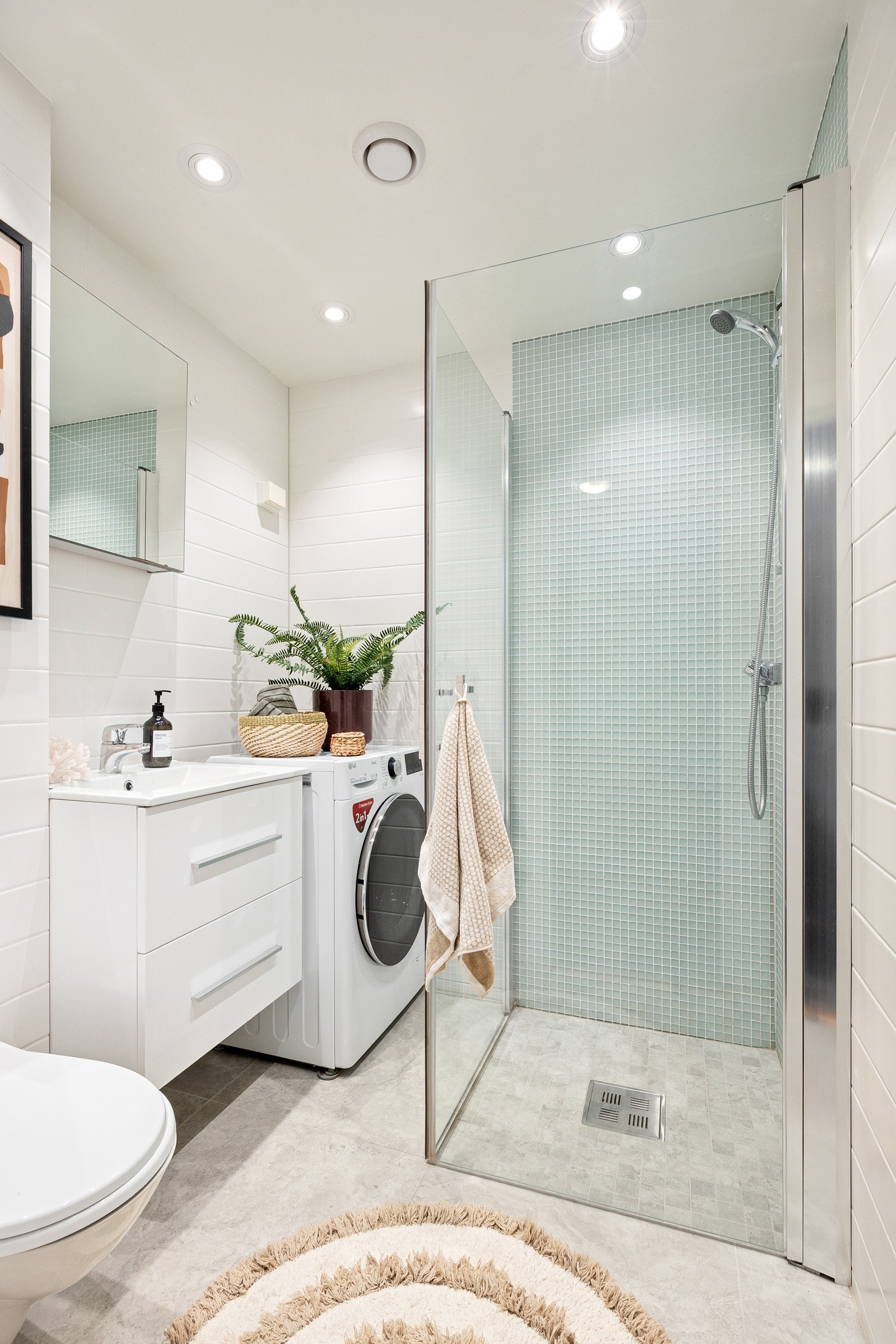 Leiligheten har et delikat og flislagt baderom med gulvvarme som ble rehabilitert i regi av borettslaget i 2005. Galleribilde