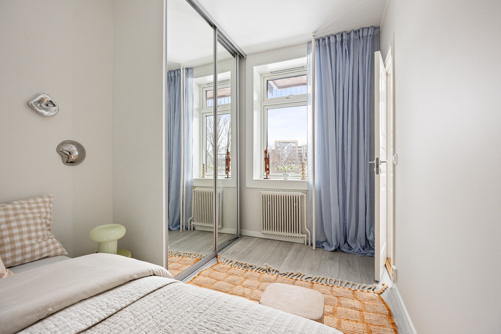 Leiligheten har et romslig soverom. Galleribilde