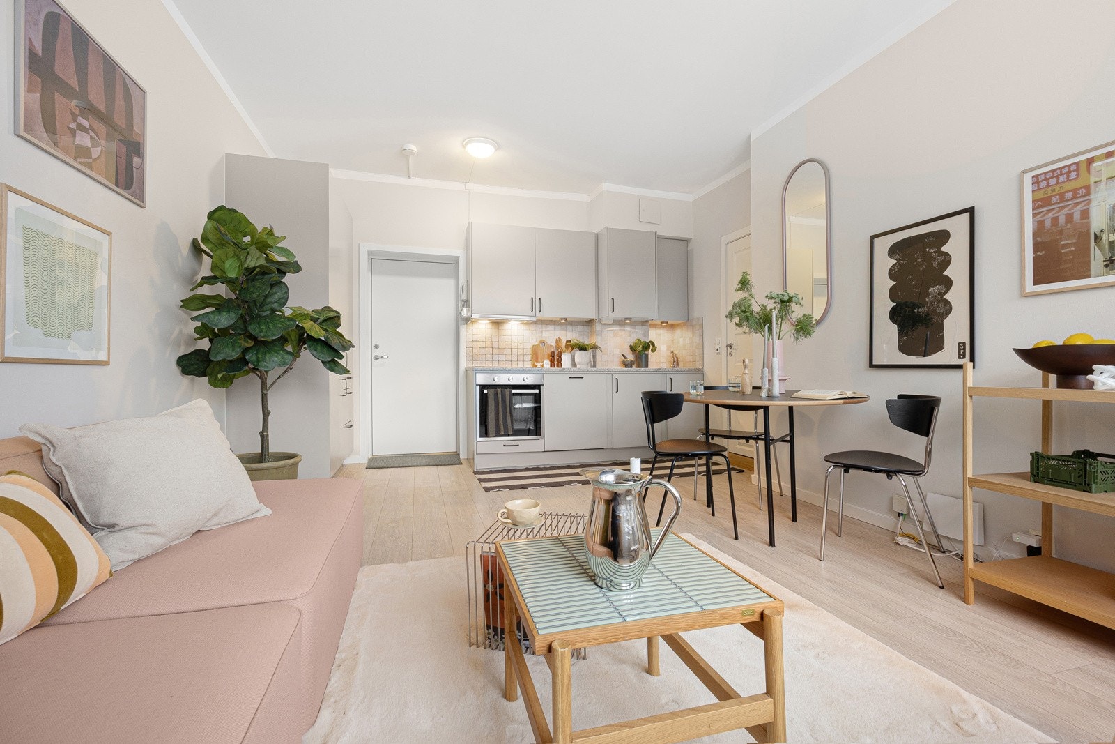 Stuen har en god planløsning og er enkel å møblere med sofagruppe, TV-seksjon og spisebord. Galleribilde