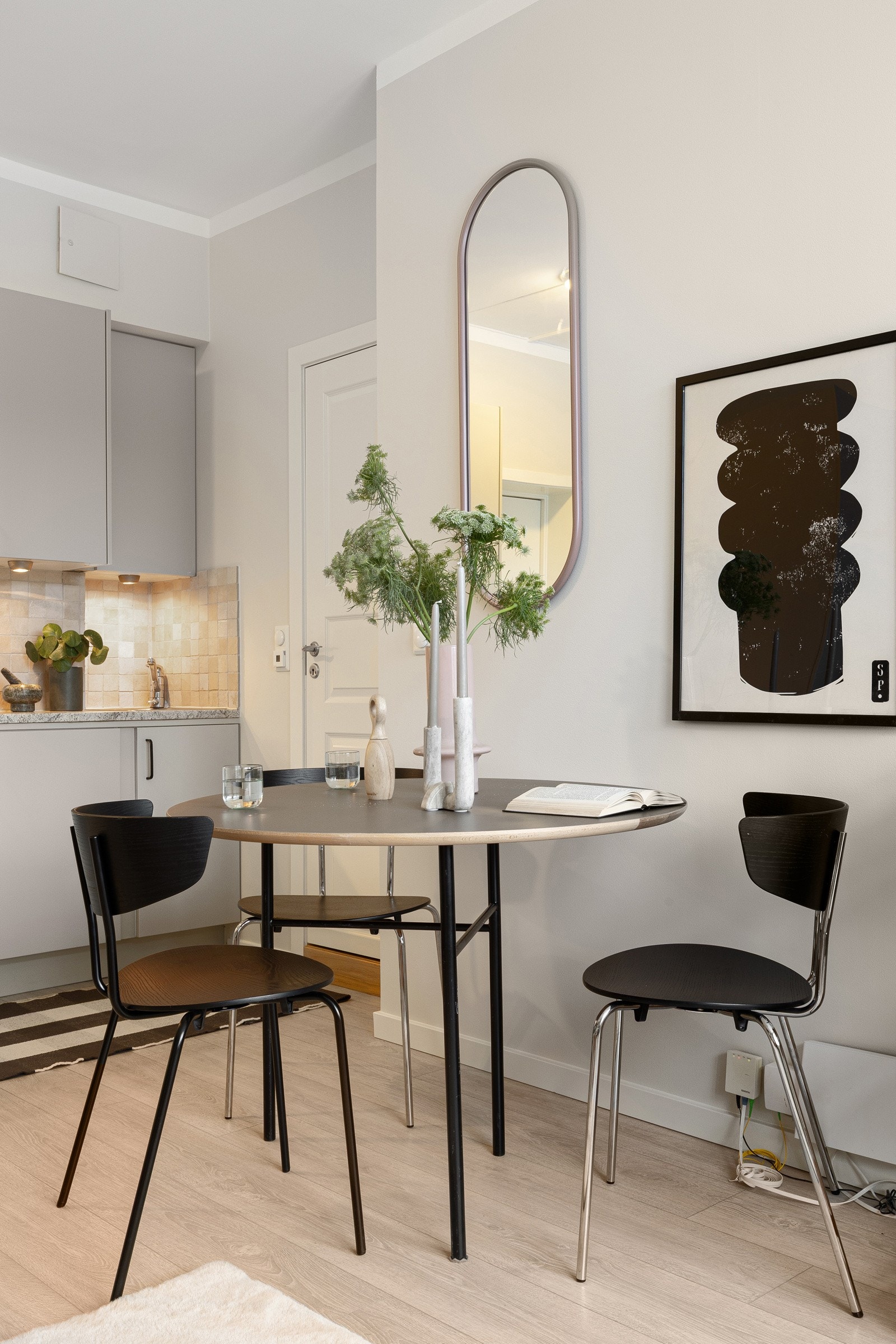 Kjøkkenet ligger i en fin, sosial og åpen løsning med stuen. Galleribilde