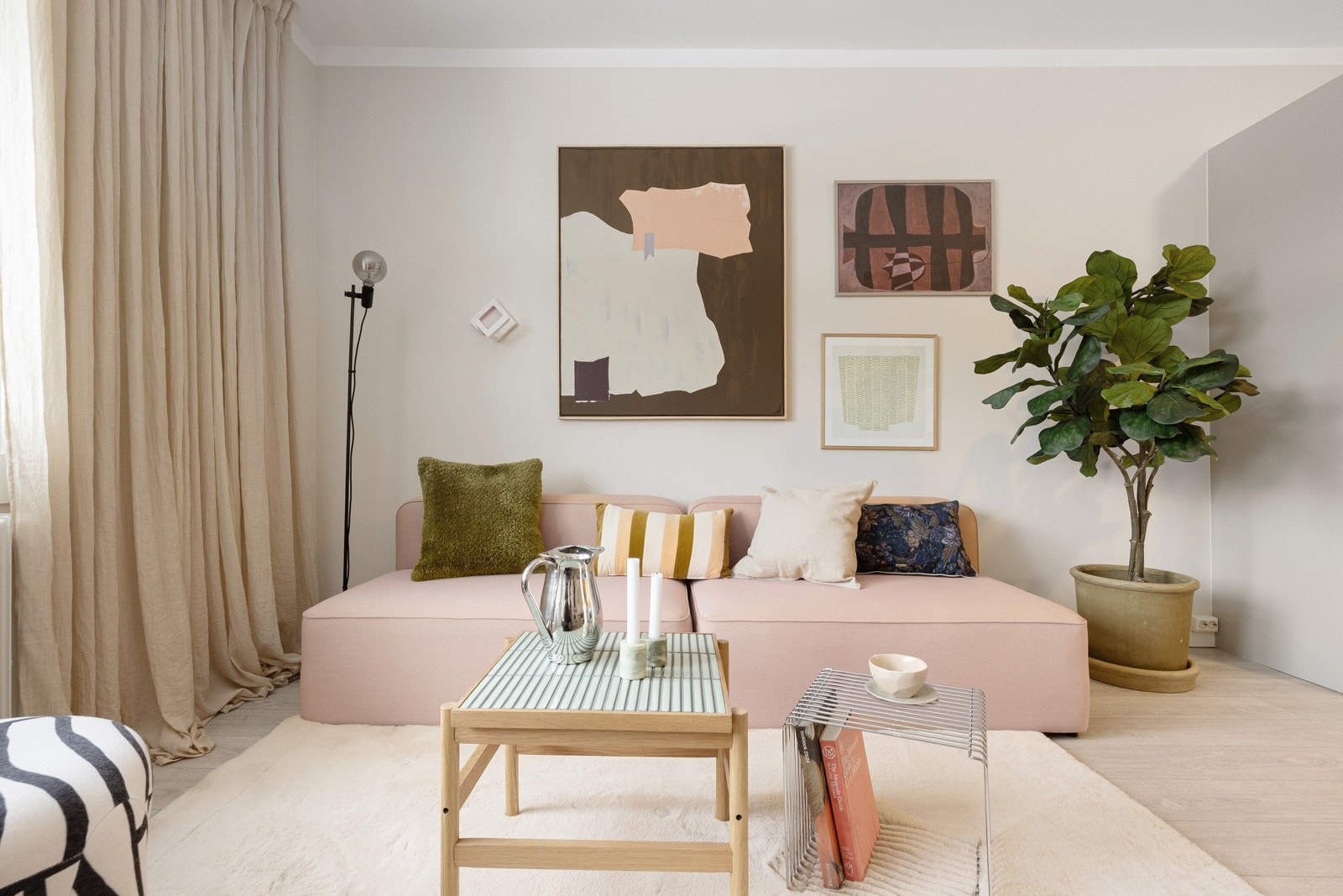 Boligen fremstår som velholdt med lyse og delikate overflater. Galleribilde