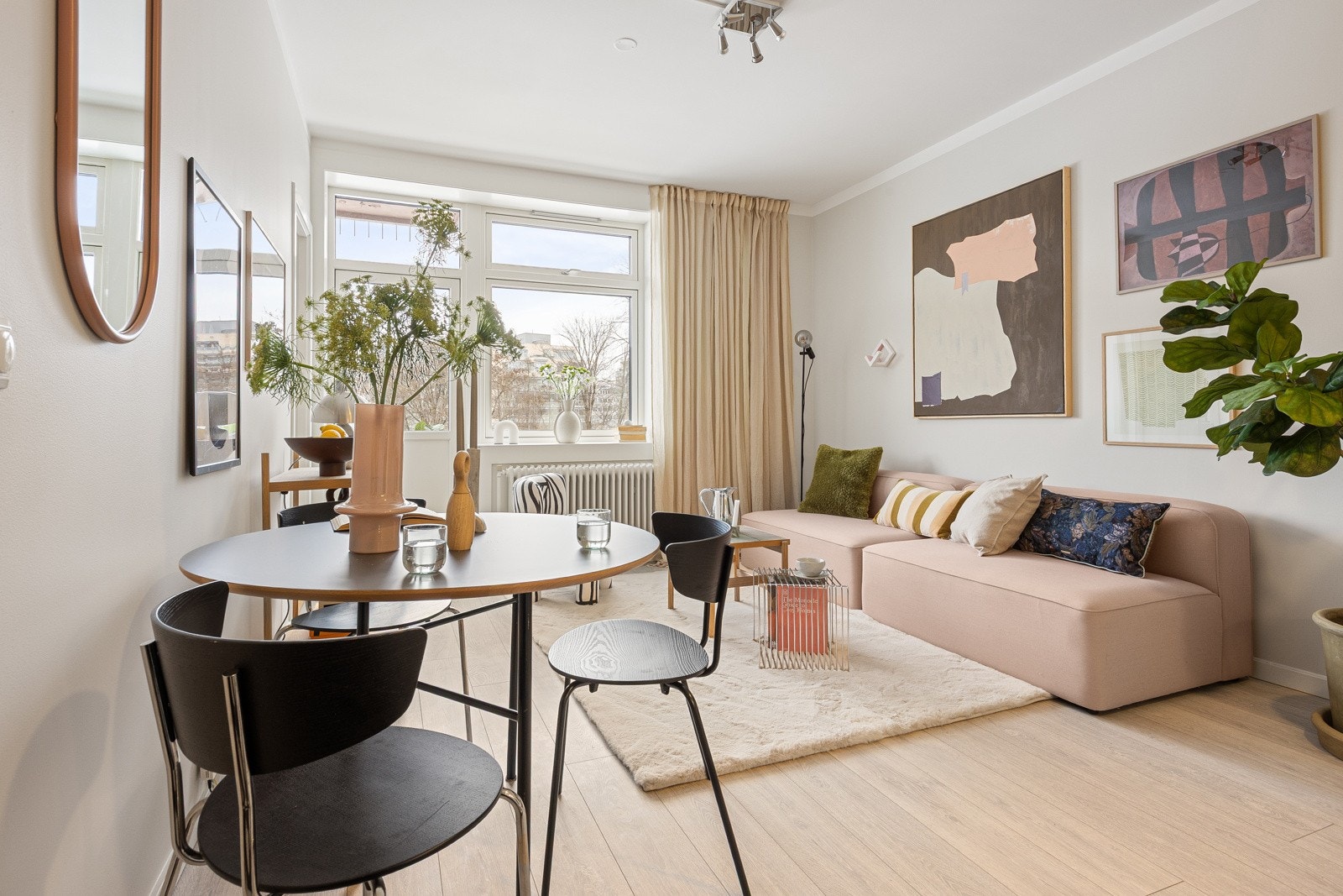 Leiligheten ligger fint til i byggets 4.etasje med flott utsikt mot parken og Akerselva. Galleribilde