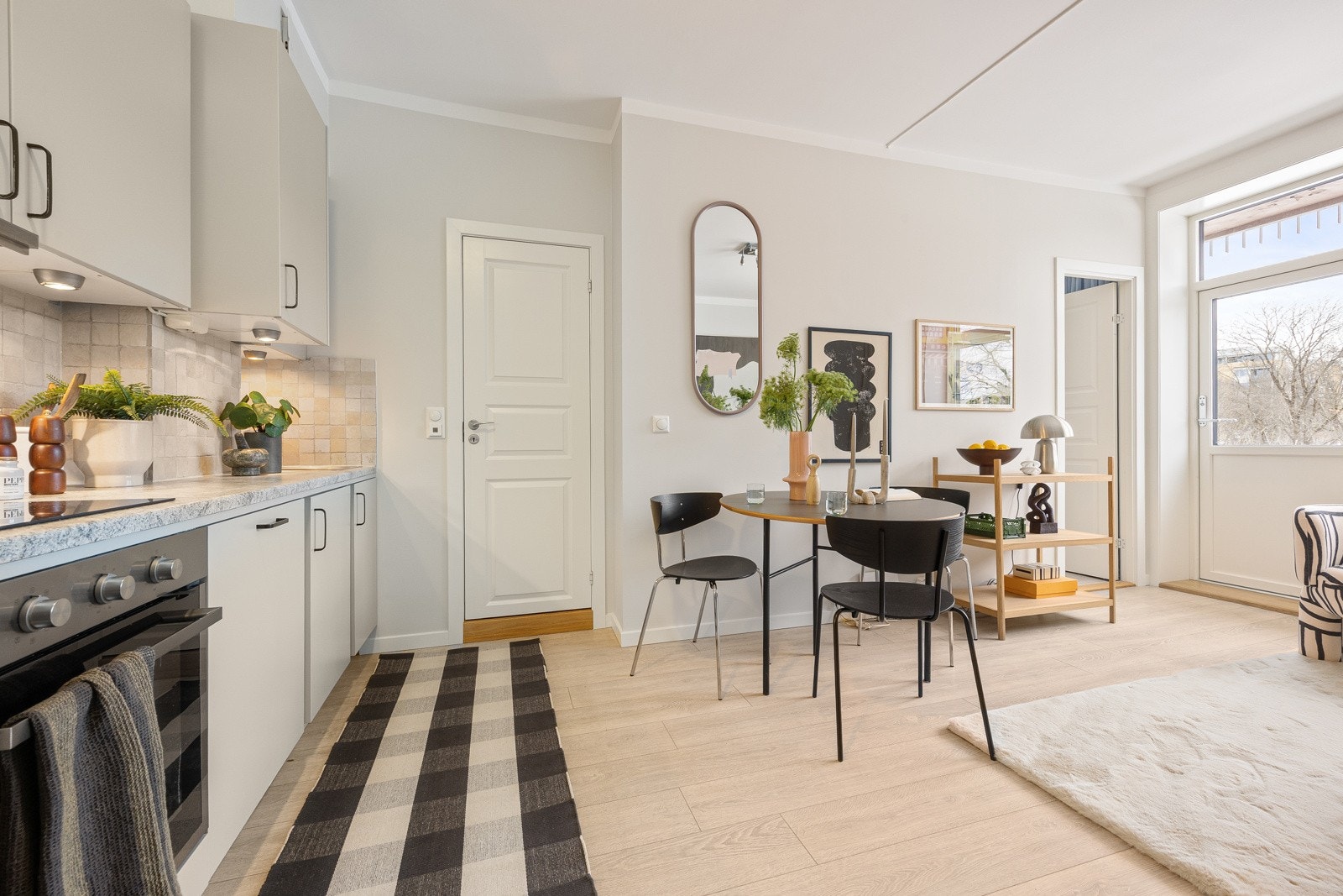 Kjøkkenet er utstyrt med integrert komfyr, oppvaskmaskin og kjøl/frys. Alle hvitevarer medfølger handelen. Galleribilde