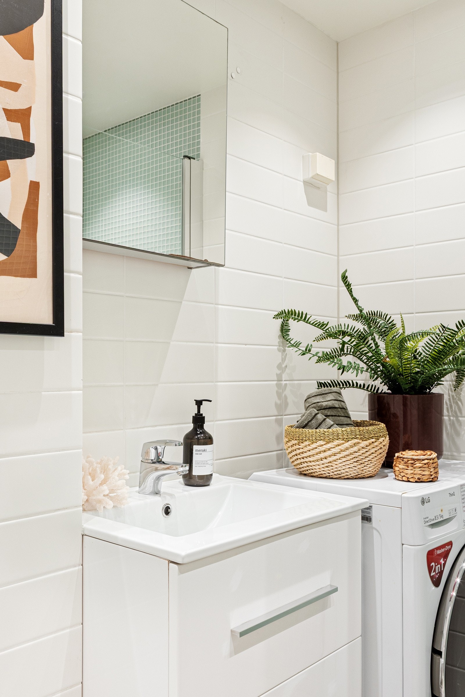 Baderommet har en vegghengt servantinnredning med skuffer, servant og speilskap. Galleribilde