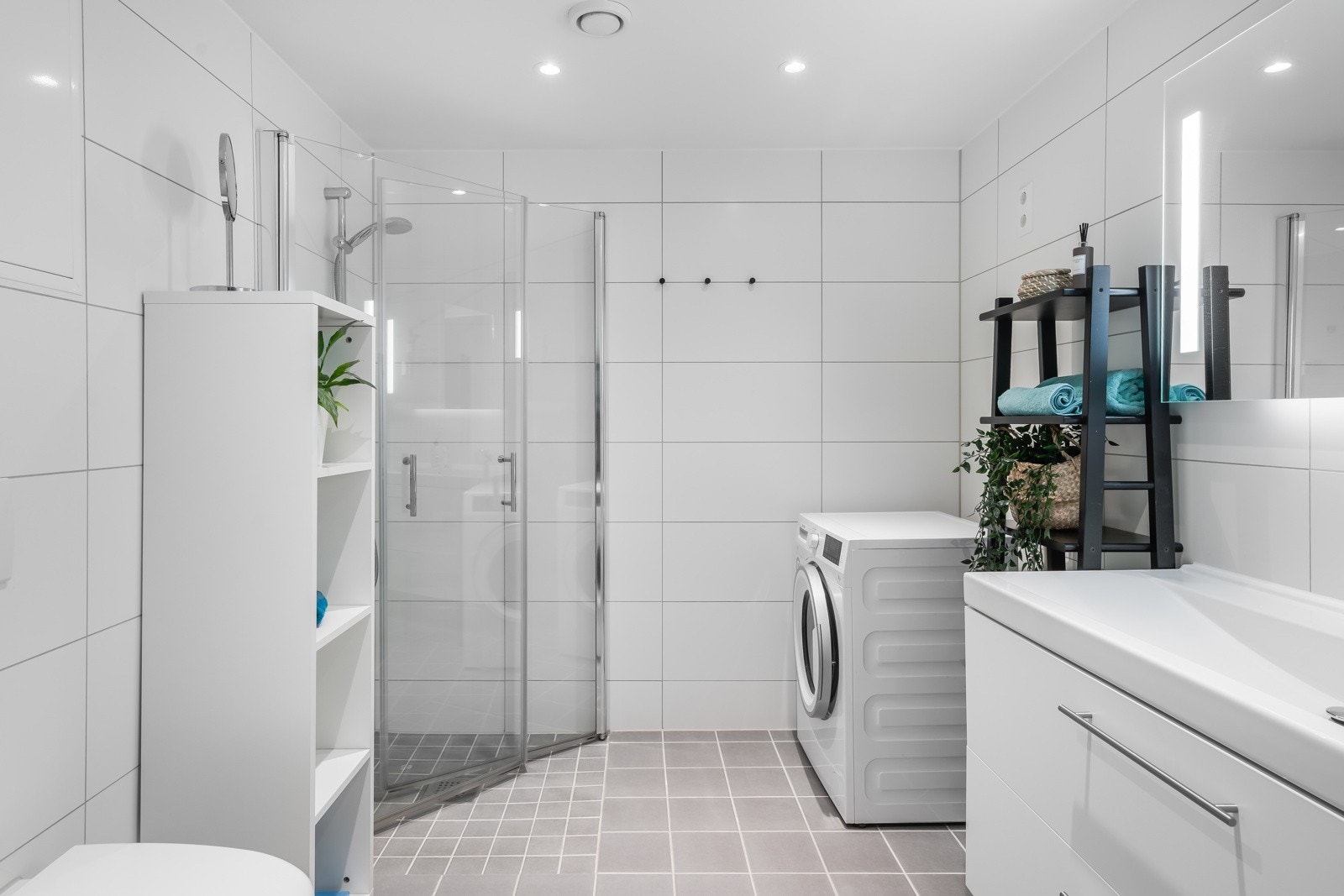 Pent flislagt baderom som også fungerer som vaskerom! Galleribilde