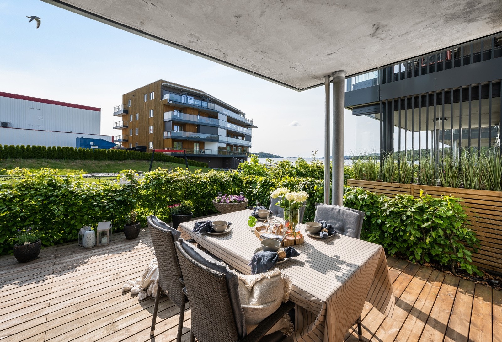 Flott utsikt til badestrand fra terrassen Galleribilde