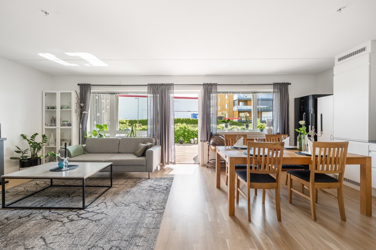 Romslig stue med gode vindusflater og utgang til terrasse. Galleribilde