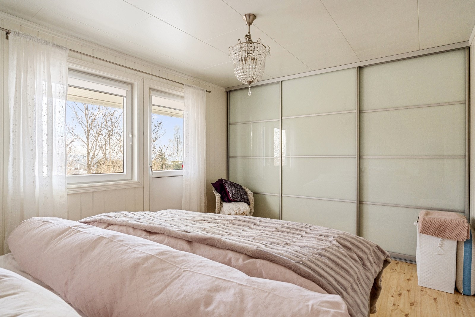 Klær oppbevares enkelt i garderobeskap. Galleribilde