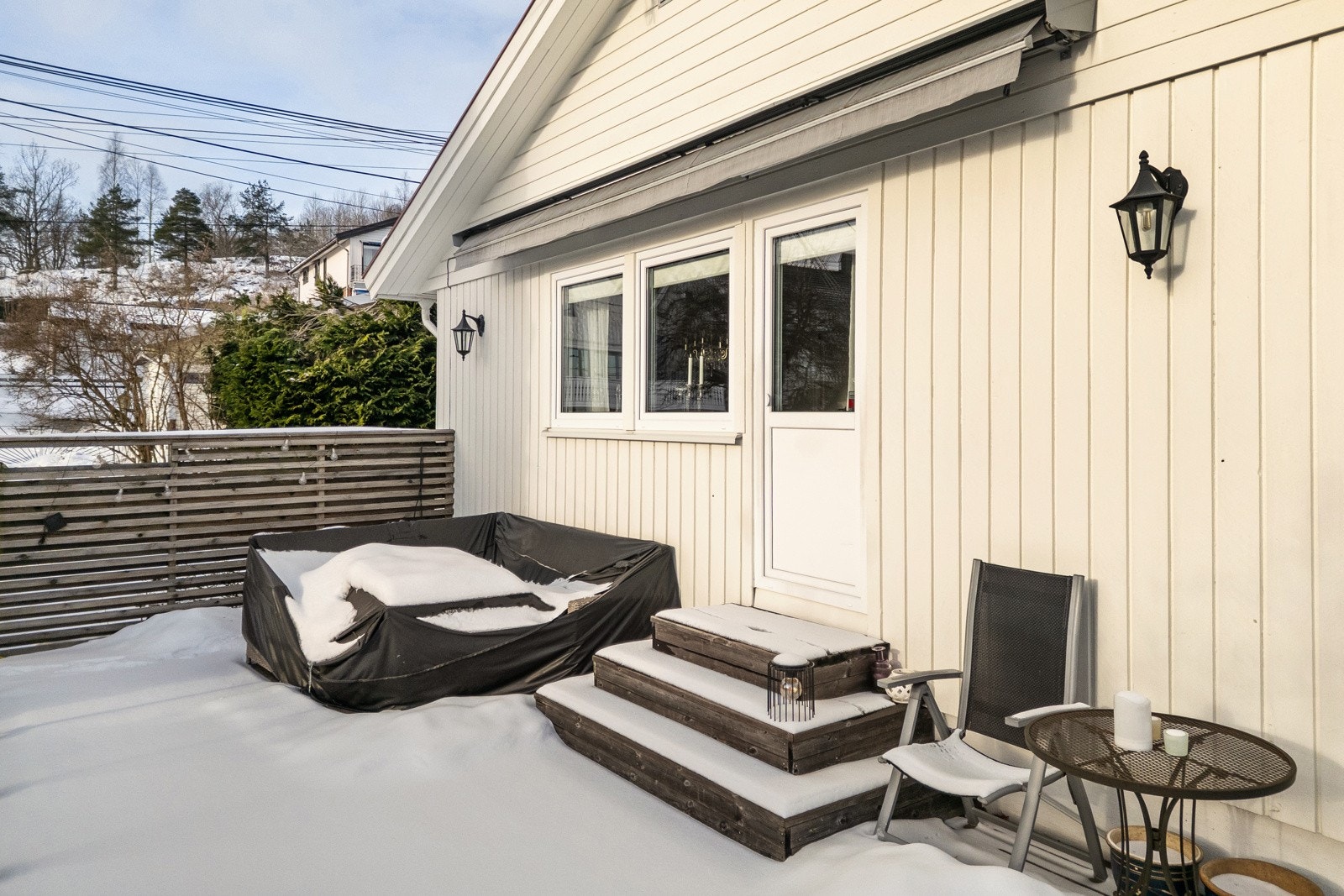 Fra spisestuen er det adkomst til en flott veranda på ca. 25 m² med gode solforhold. Galleribilde