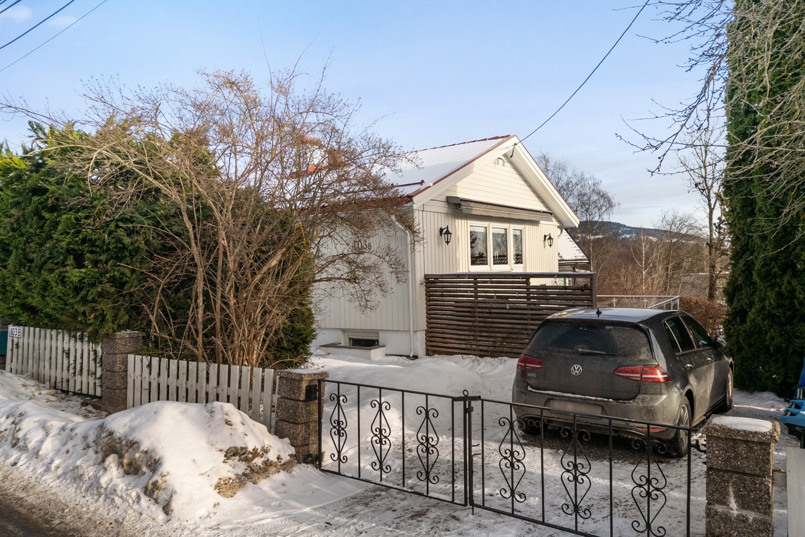 Det følger gode parkeringsmuligheter på egen tomt. Galleribilde