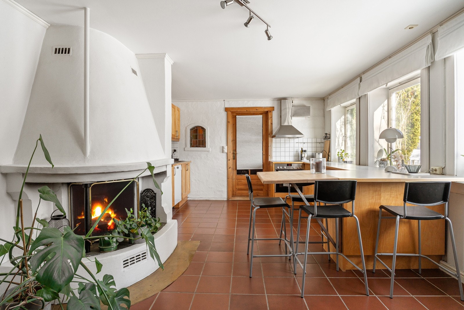 Sjarmerende peisovn i stue. Galleribilde