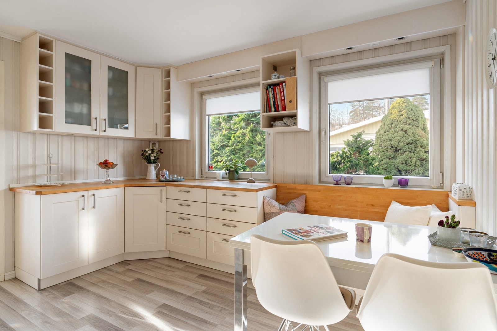 Innredning fra "Noite" med profilerte, fabrikklakkerte fronter. Galleribilde