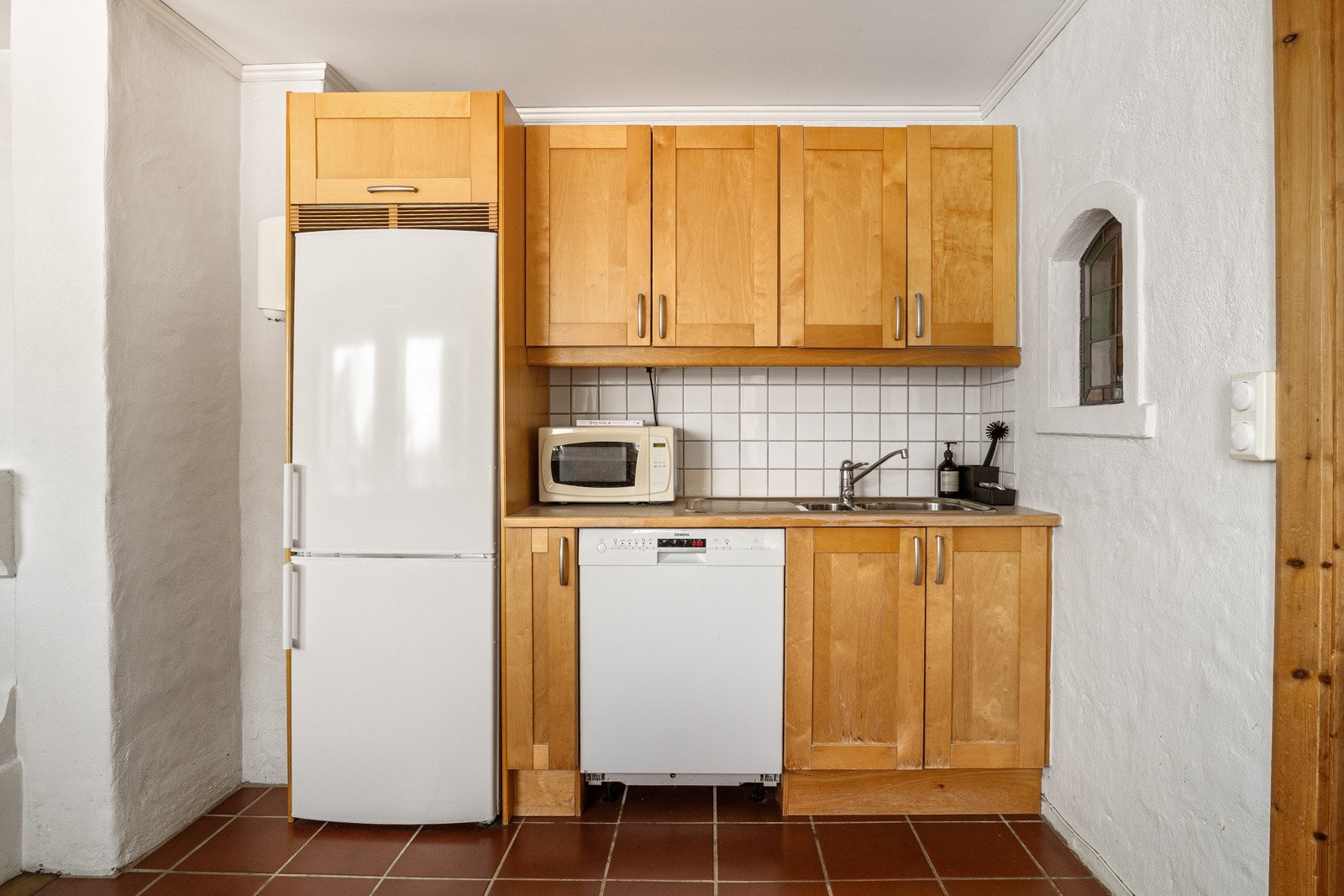 Kjøkkenet har opplegg for platetopp, stekeovn, oppvaskmaskin og frittstående kjøleskap. Galleribilde