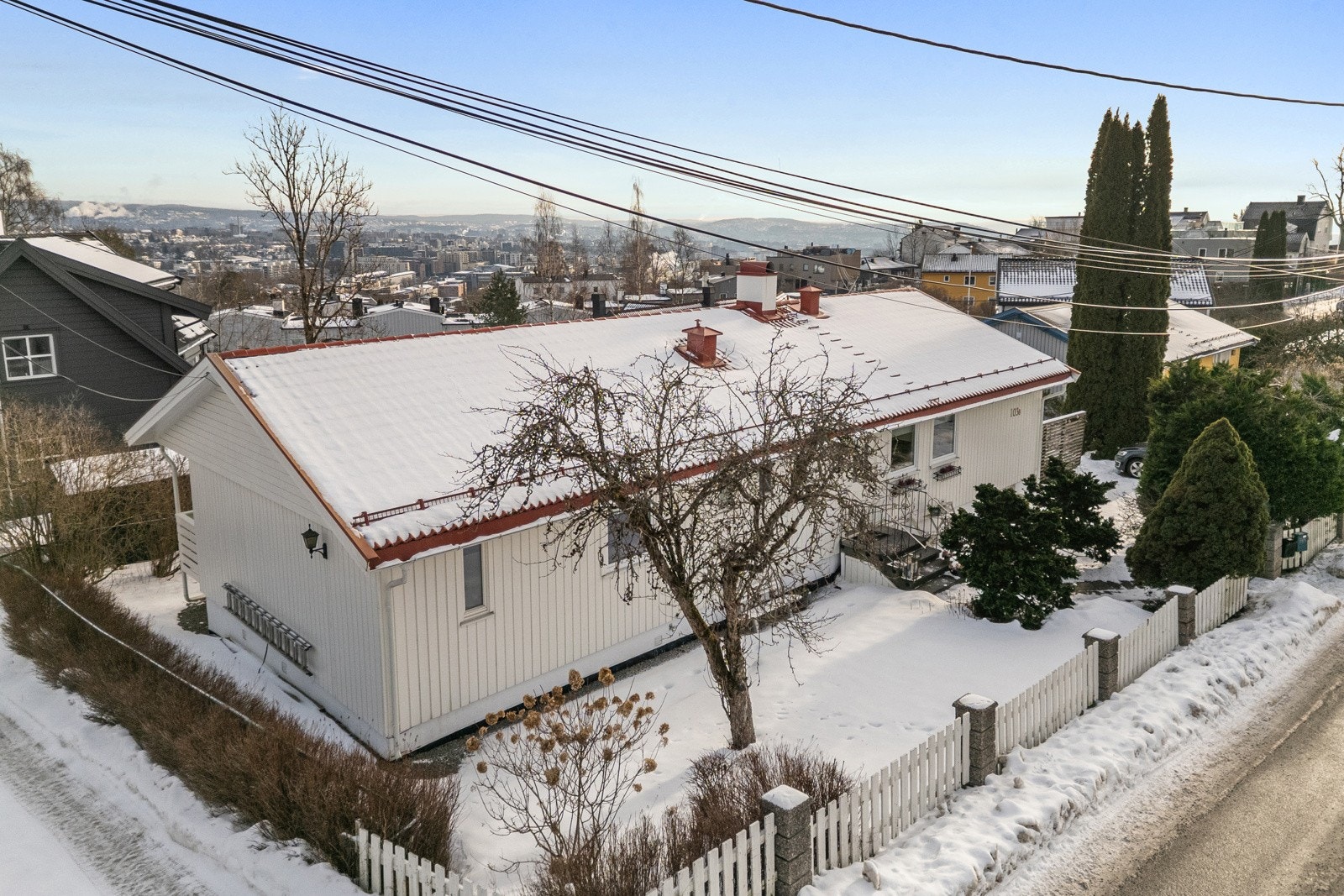 Ettertraktet tomt med utsikt over byen. Galleribilde