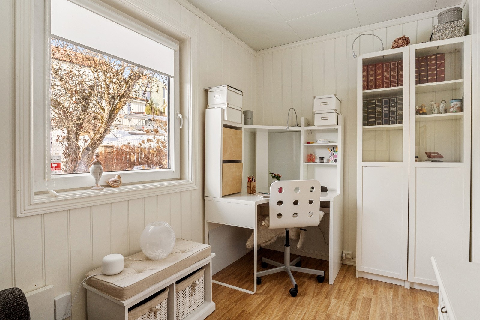 Rommet har god plass til garderobeskap, og passer ypperlig som barnerom, gjesterom og et fullverdig hjemmekontor i rolige omgivelser. Galleribilde