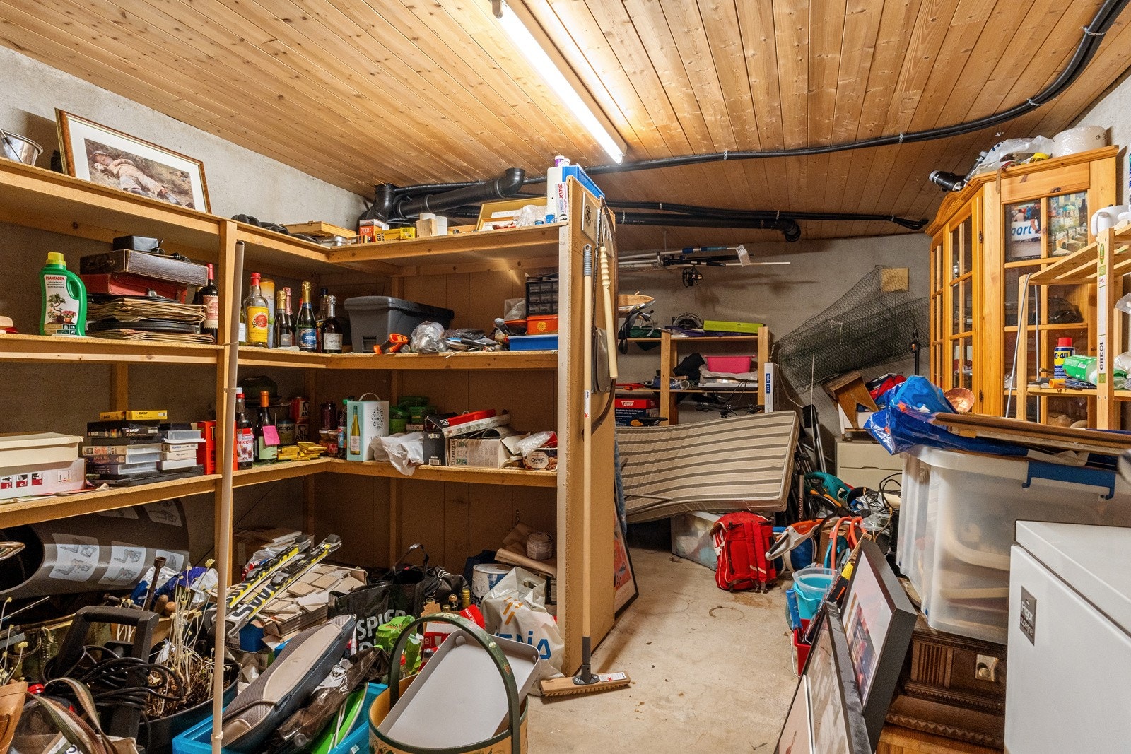 Innvendig bod med gode oppbevaringsmuligheter. Galleribilde