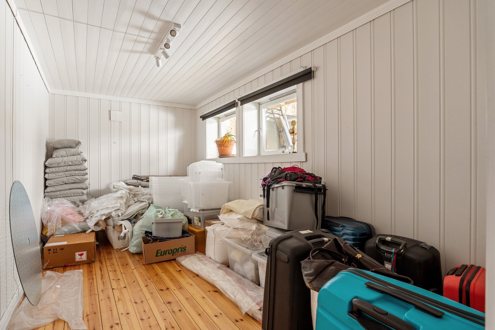 Kjelleren disponerer også et hobbyrom, og en innvendig bod til ekstra oppbevaringsplass. Galleribilde