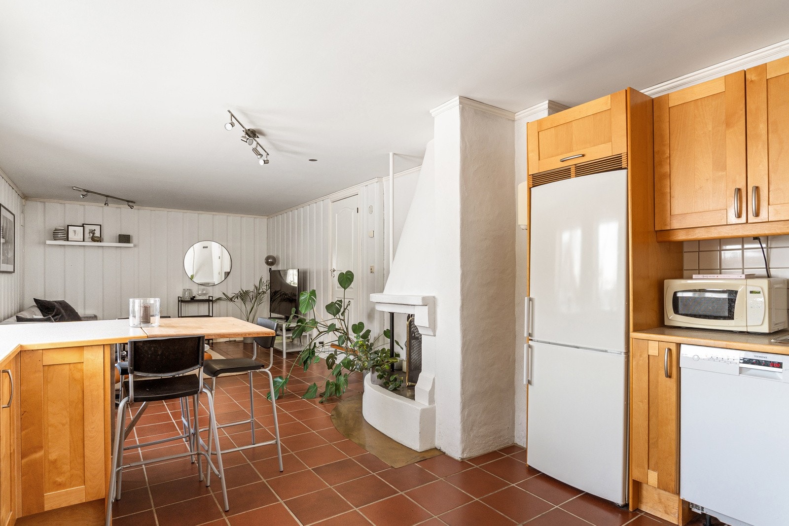 Laminat benkeplate med nedfelt kum i rustfritt stål. Galleribilde