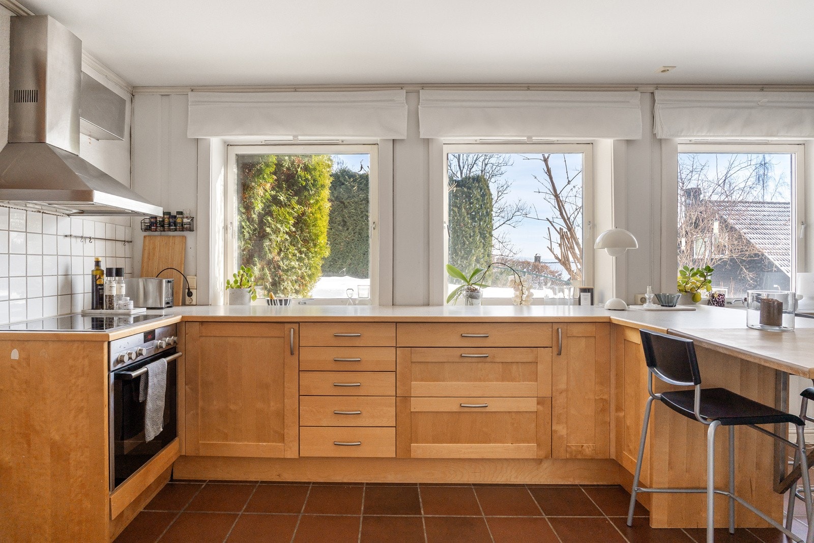 Innredningen byr på god skap- og benkplass med profilerte, heltre fronter. Galleribilde