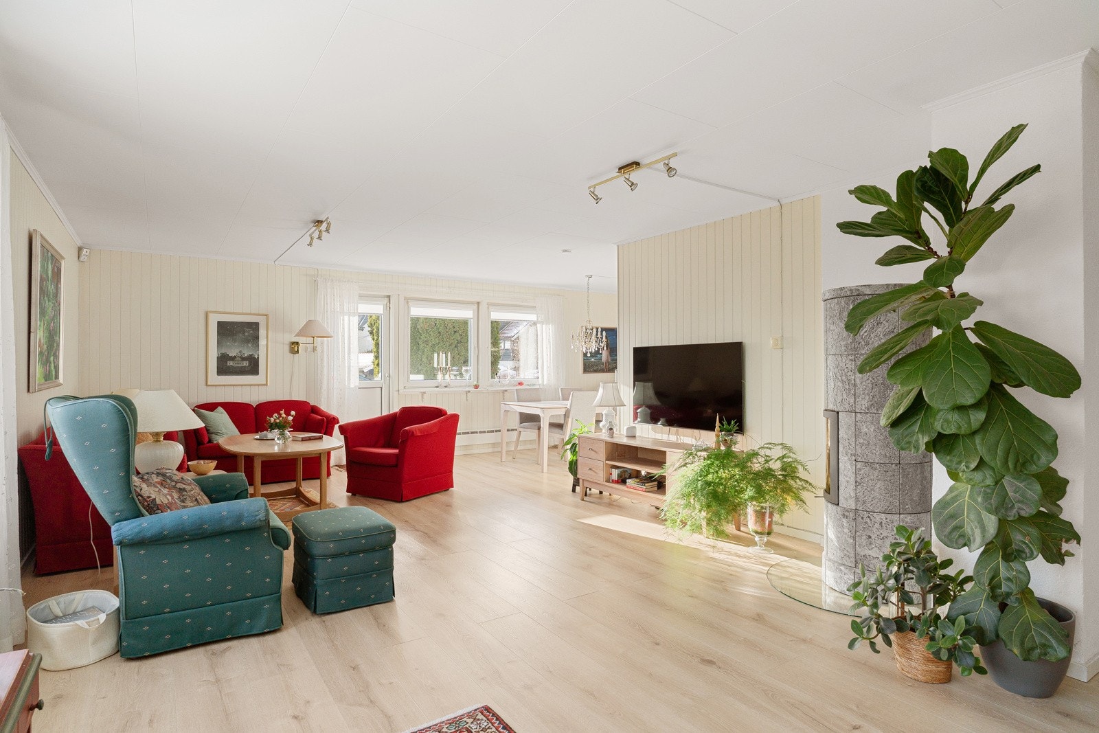 Stuen er svært romslig og åpen, hvor utforming skaper flere gode soner som ligger skjermet fra hverandre. Galleribilde