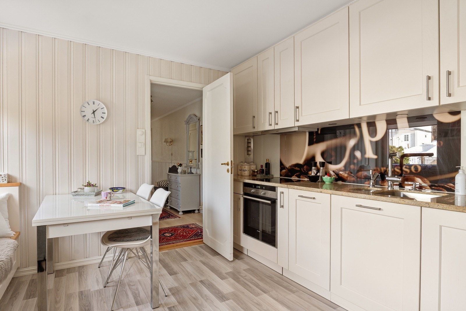 Kjøkkenet har opplegg for platetopp, stekeovn, oppvaskmaskin og kombi kjøl/frys. Galleribilde