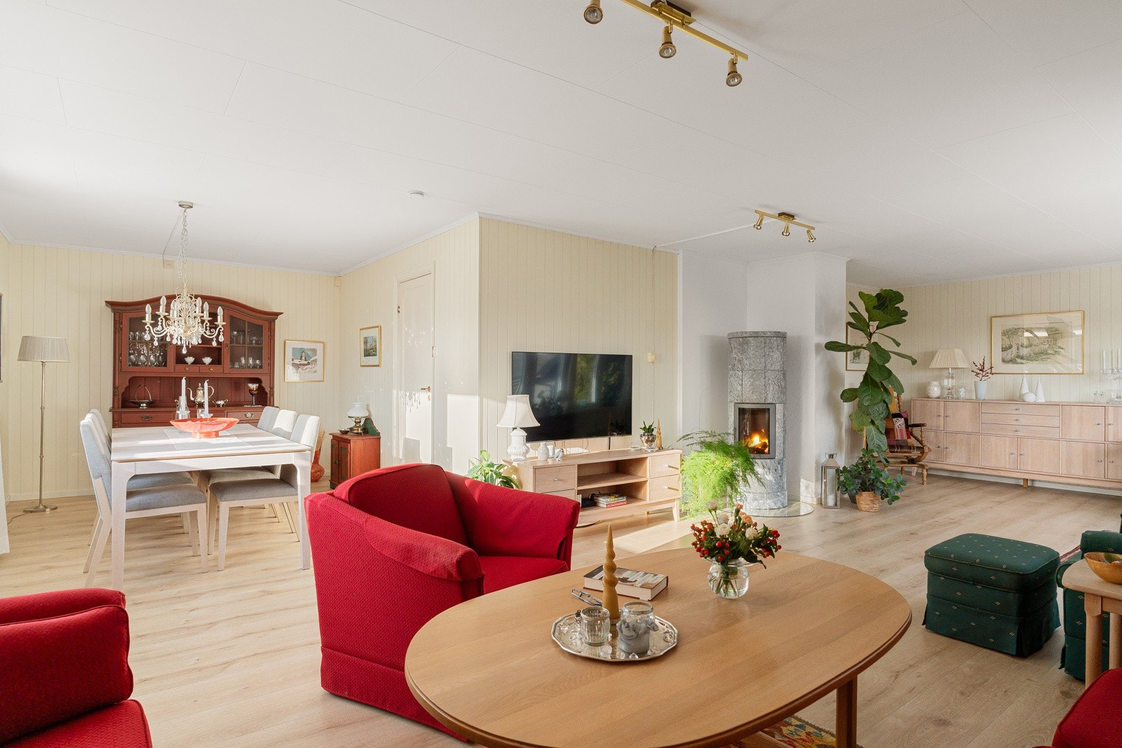 Lyse farger på vegger og laminat gulv. Galleribilde