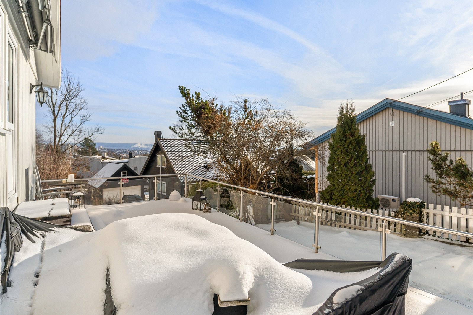 Her er det god plass til flere møbelgrupper hvor sommerlige dager kan nytes. Galleribilde