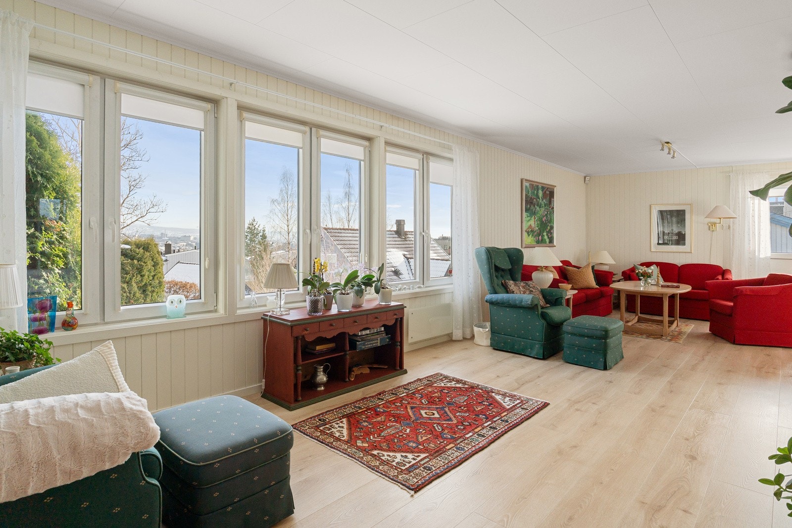 Dette er en innholdsrik enebolig over 2 plan med god løsning, solrik tomt med gressplen, terrasse og masse boltreplass for barna. Galleribilde