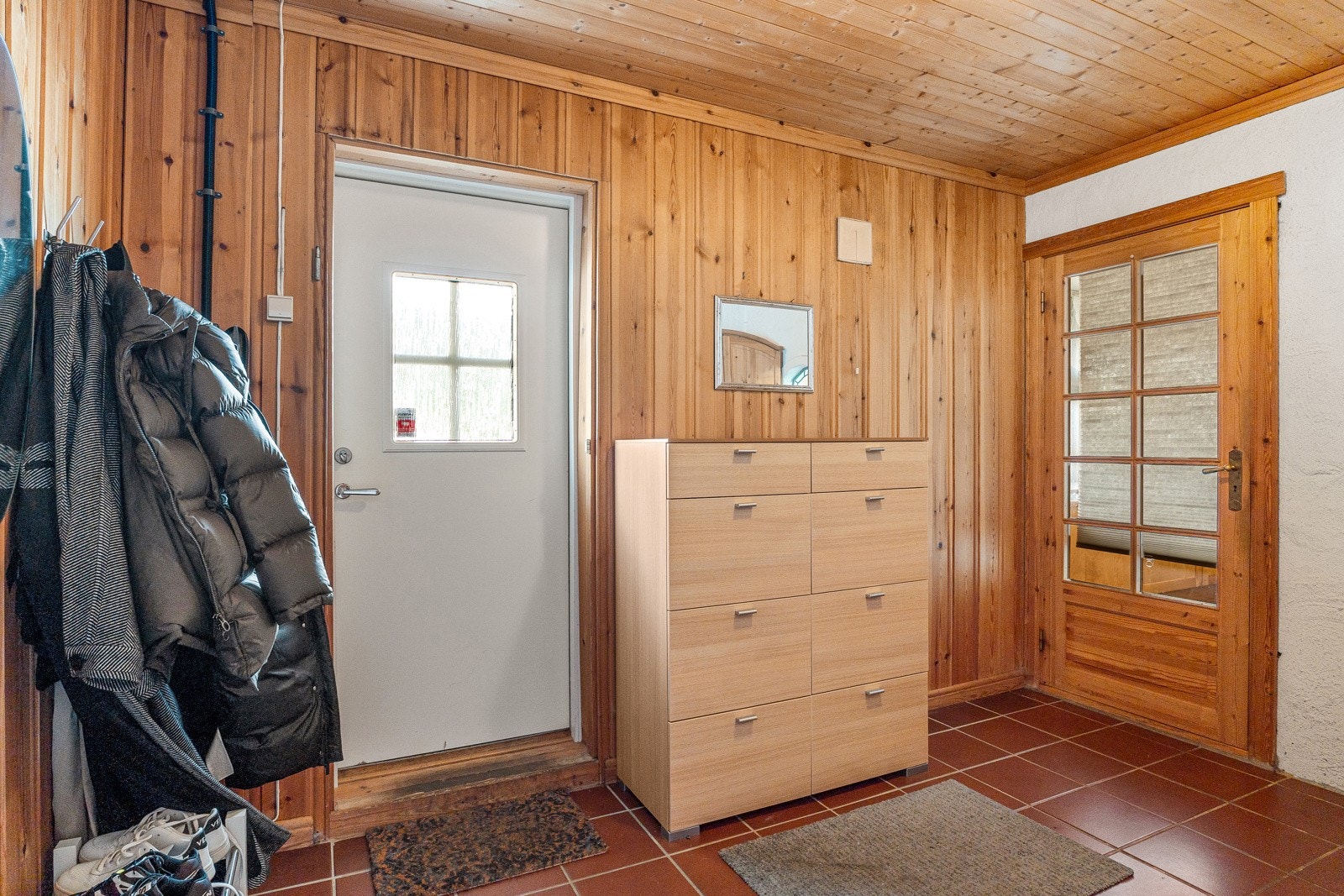 Fra inngangsdøren kommer du inn i et praktisk gang/hall. I gangen er det plass til oppheng til klær og skohyller. Fra gangen kommer du inn i kjellerens resterende rom. Galleribilde