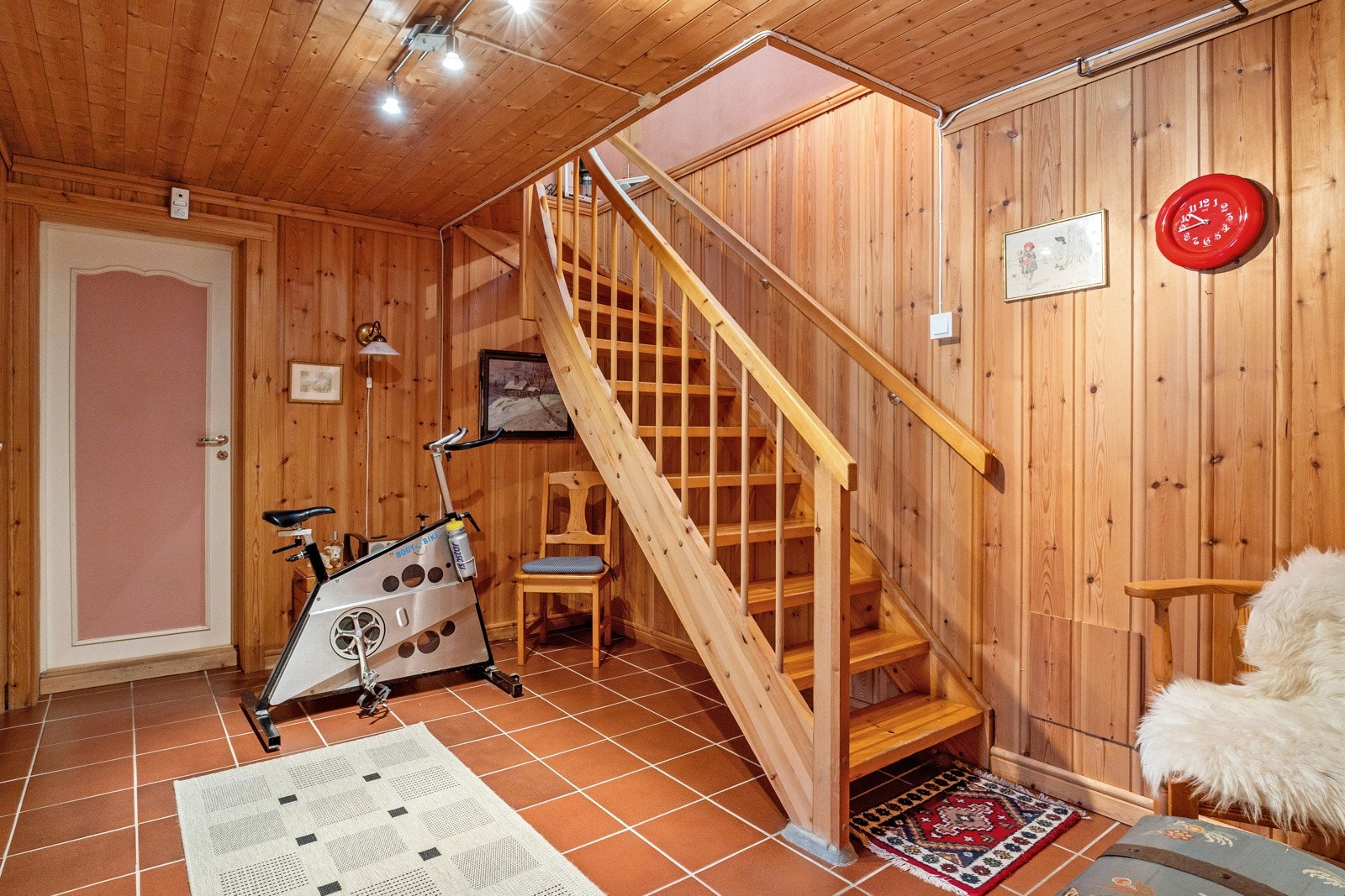 Trappen tar deg enkelt ned til boligens kjelleretasje. Galleribilde