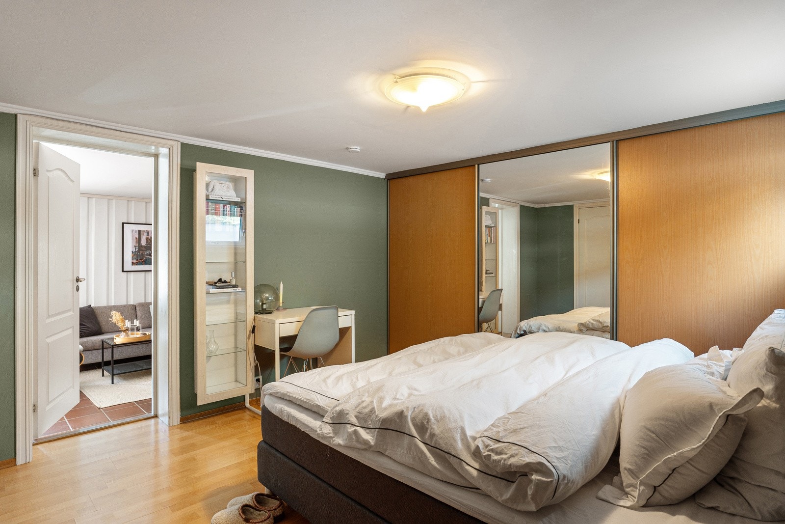 Her er det god plass til dobbeltseng med tilhørende nattbord, samt gode oppbevarigsmuligheter i stort garderobeskap som strekker seg langs hele bredden av rommet. Galleribilde