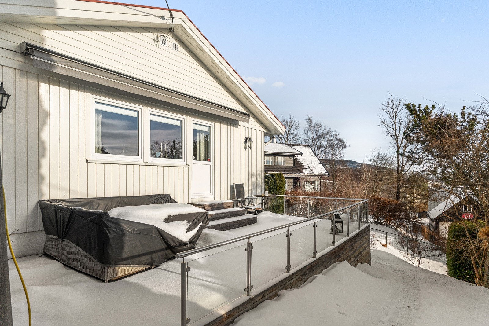 Familieboligen ligger i rolig boligområde med lite trafikk i barnevennlige omgivelser. Galleribilde