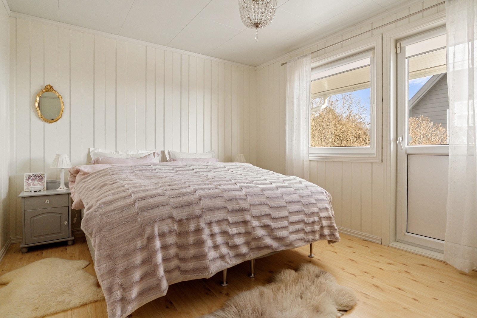 Hovedsoverommet er av generøs størrelse med god plass til dobbeltseng og annet møblement som en kunne ønske seg. Galleribilde