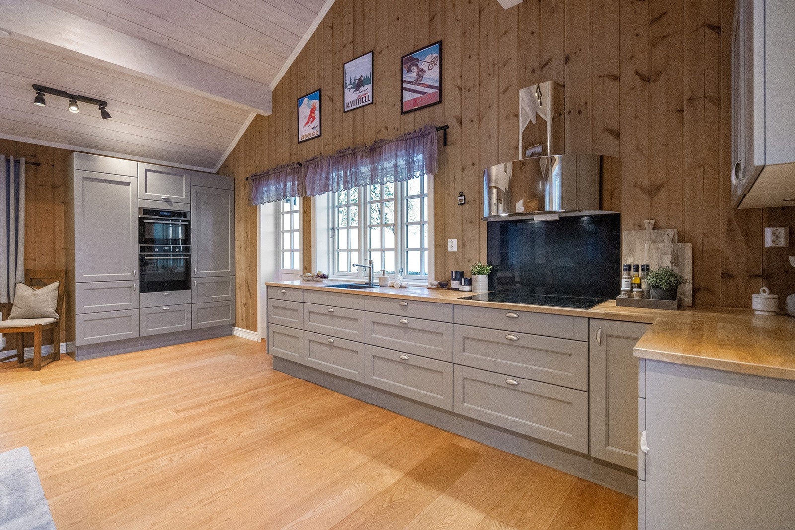 Kjøkkenet har gode arbeidsflater og rikelig skapplass, Galleribilde