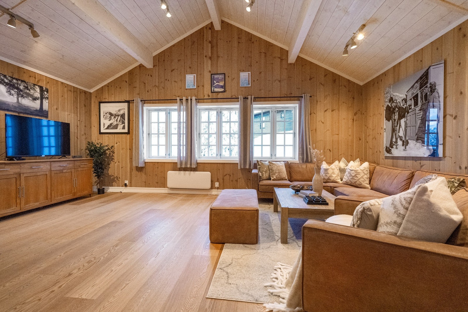 Stor og lys stue med god takhøyde og store vindusflater. Galleribilde