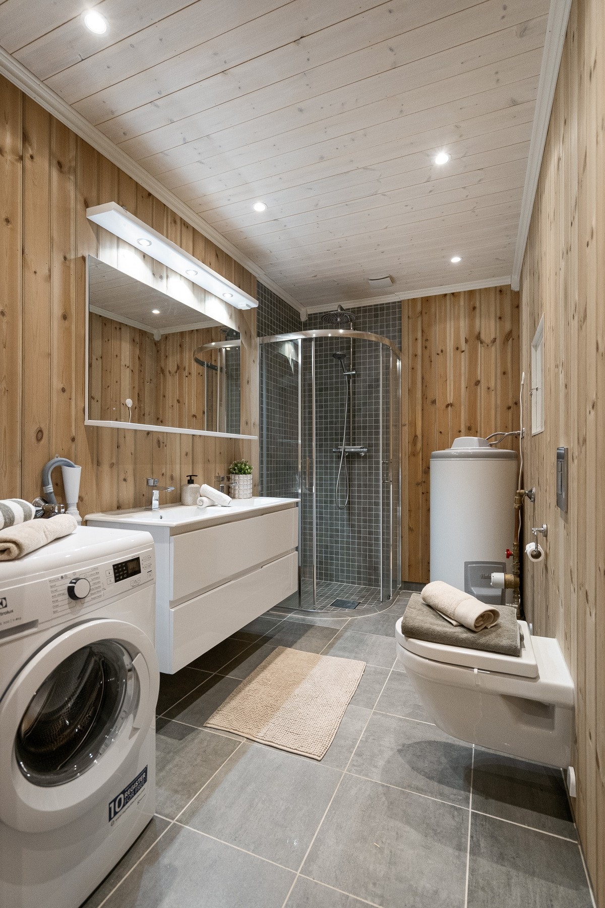 Ett av badene har opplegg for vaskemaskin. Galleribilde